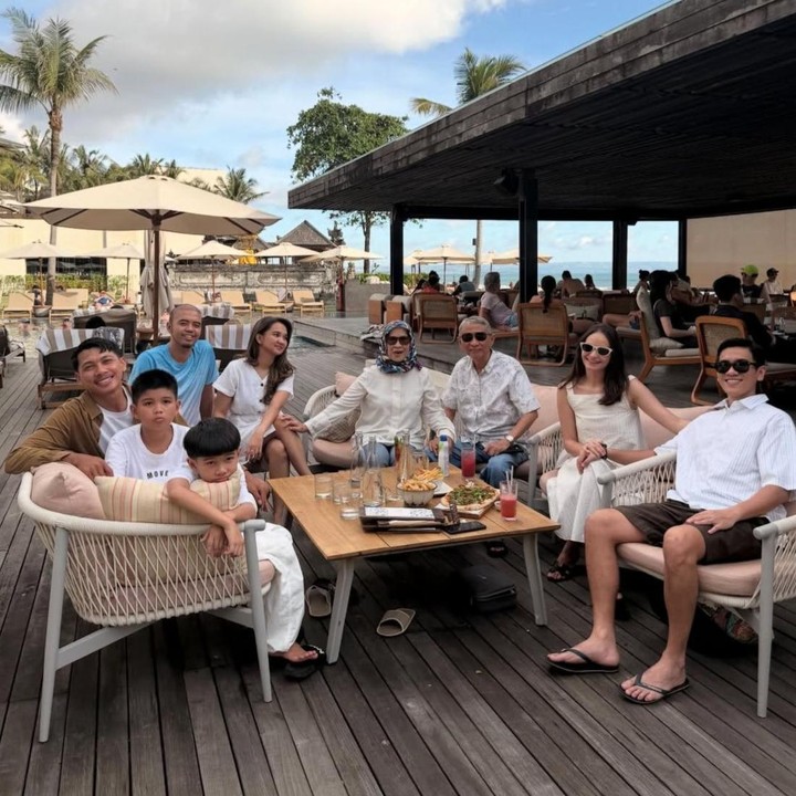 <p>Perempuan berusia 33 tahun ini memilih menghabiskan momen liburannya di Bali. Dalam potret tersebut, Enzy tampak berpose di samping sang suami dengan menunjukkan ekspresi yang bahagia.&nbsp; (Foto: Instagram @enzystoria / @molenkasetra)</p>