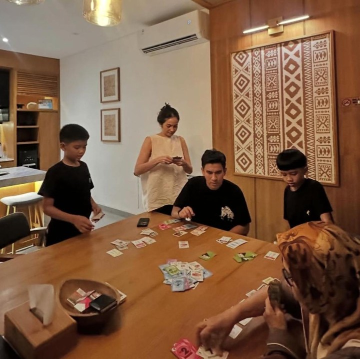 <p>Pada kesempatan yang sama, mereka tampak menikmati suasana malam bersama di sebuah vila. Mengintip dari salah satu unggahannya, Enzy dan Molen terlihat santai sambil menemani keponakan mereka untuk bermain kartu bersama. (Foto: Instagram @enzystoria / @molenkasetra)</p>