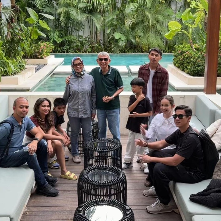 <p>Di potret lainnya, Enzy dan sang suami tampak mengabadikan momen bersama keluarga dengan latar kolam renang yang dikelilingi pepohonan indah. Suasana yang asri membuat momen liburan kali ini meninggalkan kenangan manis bagi Enzy dan sang suami. (Foto: Instagram @enzystoria / @molenkasetra)</p>