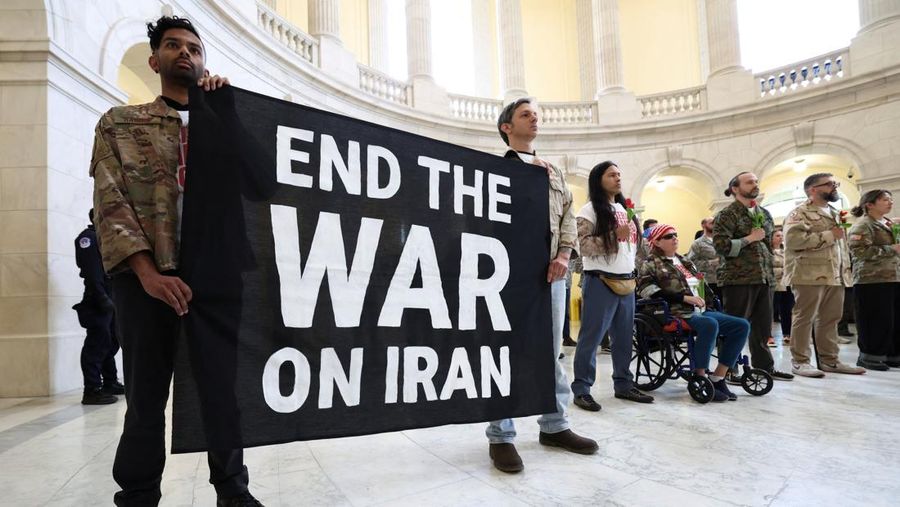 Para veteran dari golongan About Face dan personil family militer memprotes perang Iran di Rotunda Gedung Kantor Cannon House di Capitol Hill, Washington, D.C., AS, 20 April 2026.