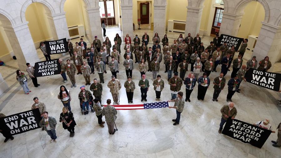 Para veteran dari golongan About Face melakukan upacara melipat bendera sebagai corak protes terhadap perang Iran, di Rotunda Gedung Kantor Cannon House di Capitol Hill di Washington, D.C., AS, 20 April 2026. (REUTERS/Kevin Lamarque)