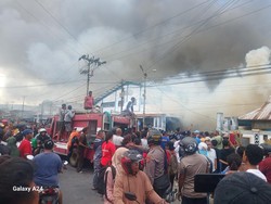 Kebakaran Hebat di Pasar Piru Seram Bagian Barat Hanguskan 11 Kios-8 Motor