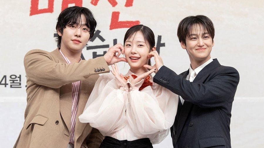 Ahn Hyo Seop&comma; Chae Won Bin&comma; dan Kim Bum saat menghadiri konferensi pers drama Korea Sold Out On You&period;