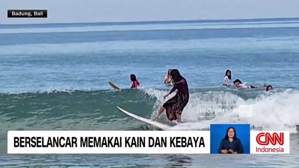 VIDEO: Peselancar Berkebaya Taklukkan Ombak Bali