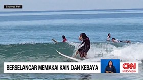VIDEO: Peselancar Berkebaya Taklukkan Ombak Bali