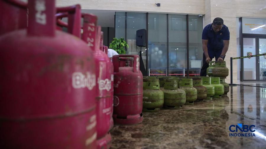Petugas memasang garis polisi pada peralatan bukti saat konvensi pers Pengungkapan Kasus Penyalahgunaan BBM dan Elipiji Subsidi di Bareskrim Polri, Jakarta, Selasa (21/4/2026). (CNBC Indonesia/Faisal Rahman)
