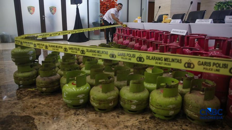 Petugas memasang garis polisi pada peralatan bukti saat konvensi pers Pengungkapan Kasus Penyalahgunaan BBM dan Elipiji Subsidi di Bareskrim Polri, Jakarta, Selasa (21/4/2026). (CNBC Indonesia/Faisal Rahman)