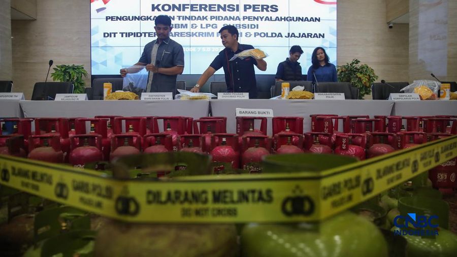 Petugas memasang garis polisi pada peralatan bukti saat konvensi pers Pengungkapan Kasus Penyalahgunaan BBM dan Elipiji Subsidi di Bareskrim Polri, Jakarta, Selasa (21/4/2026). (CNBC Indonesia/Faisal Rahman)