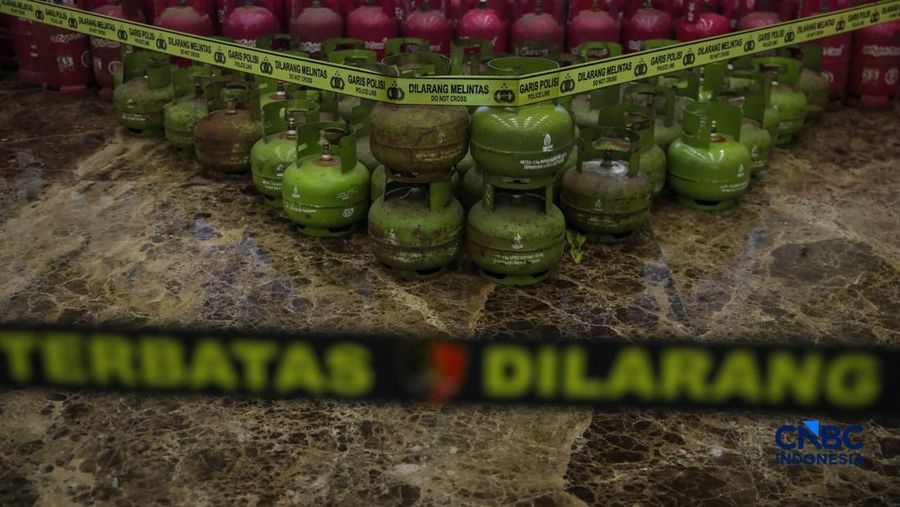 Petugas memasang garis polisi pada peralatan bukti saat konvensi pers Pengungkapan Kasus Penyalahgunaan BBM dan Elipiji Subsidi di Bareskrim Polri, Jakarta, Selasa (21/4/2026). (CNBC Indonesia/Faisal Rahman)