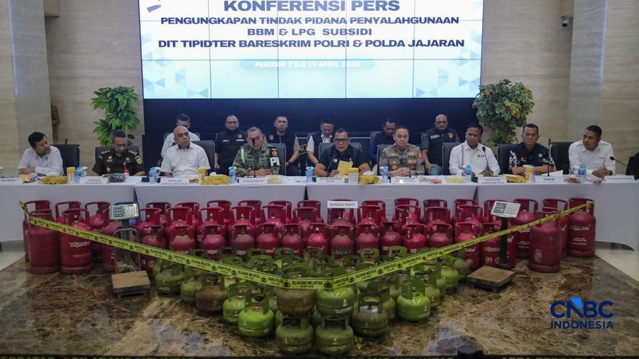 Petugas memasang garis polisi pada peralatan bukti saat konvensi pers Pengungkapan Kasus Penyalahgunaan BBM dan Elipiji Subsidi di Bareskrim Polri, Jakarta, Selasa (21/4/2026). (CNBC Indonesia/Faisal Rahman)