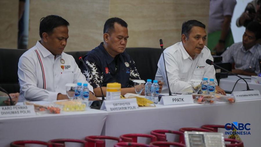 Petugas memasang garis polisi pada peralatan bukti saat konvensi pers Pengungkapan Kasus Penyalahgunaan BBM dan Elipiji Subsidi di Bareskrim Polri, Jakarta, Selasa (21/4/2026). (CNBC Indonesia/Faisal Rahman)