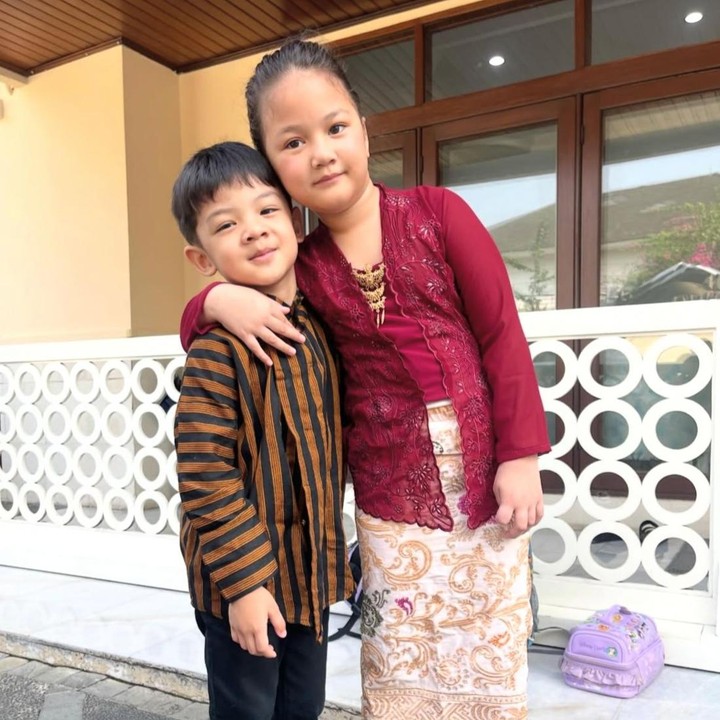 <p>Putri bungsu Mona Ratuliu, Numa Kamala Srikandi, tampil anggun mengenakan kebaya berwarna <em>maroon</em> saat merayakan Hari Kartini 2026. Sementara itu, sepupunya, Balint, juga ikut meramaikan momen tersebut dengan mengenakan busana tradisional Jawa model surjan. Melalui unggahan di Instagram, Mona pun membagikan potret kebersamaan mereka. "Kartini dan kartono mengucapkan: Selamat hari Kartini," tulis Mona, dikutip dari akun Instagram <em>@monaratuliu.</em> (Foto: Instagram @monaratuliu)</p>