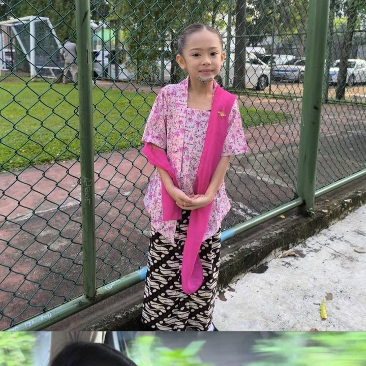 <p>Beberapa anak selebriti Tanah Air turut merayakan Hari Kartini, Bunda. Salah satu yang turut mencuri perhatian adalah kedua putri artis Yasmine Wildblood, yaitu Seraphina Rose dan Sophia Ayana. Keduanya tampil kompak mengenakan kebaya kutubaru bernuansa Jawa berwarna pink yang dipadukan dengan rok batik senada. Dalam potret tersebut, Sophia Ayana terlihat semakin manis dengan tambahan selendang yang berwarna <em>pink</em>. (Foto: Instagram @yaswildblood)</p>
