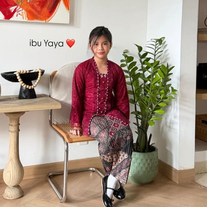 <p>Artis Ririn Ekawati mengunggah potret putrinya, Abigail Cattleya Putri atau yang akrab disapa Yaya untuk merayakan Hari Kartini. Dalam kesempatan tersebut, Yaya tampil anggun mengenakan kebaya kutubaru berwarna <em>maroon</em>. Sambil berpose duduk, ia tampak begitu cantik dengan senyuman manis yang menghiasi wajahnya. (Foto: Instagram @ririnekawati)</p>