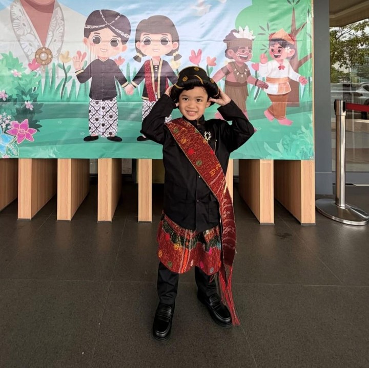 <p>Putra semata wayang pasangan Gilang Dirga dan Adiezty Fersa, Gin Dirga, turut merayakan Hari Kartini di sekolahnya. Ia tampak begitu menggemaskan saat mengenakan pakaian tradisional Batak yang lengkap dengan penutup kepala dan selendang berwarna merah. "Hari ini <em>@gin_dirga</em> mengenakan pakaian tradisional Batak Mandailing untuk merayakan Hari Kartini (dan Hari Bumi) di sekolah," ungkap Gilang Dirga melalui Instagram-nya. (Foto: Instagram @gilangdirga)</p>