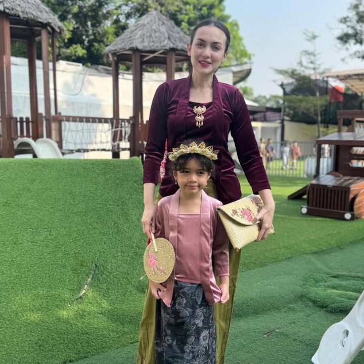 <p>Artis Rianti Cartwright mengabadikan momen bareng&nbsp;sang putri, Cara Rose Kanaya Nainggolan, saat&nbsp;merayakan Hari Kartini di sekolah. Cara Rose tampak kompak dengan sang Bunda mengenakan kebaya dengan model kutubaru. Penampilan Cara Rose pun terlihat semakin manis dengan tambahan aksesori di kepala. Dalam perjalanan menuju sekolah, ia juga sempat menyanyikan lagu<em> Ibu Kita Kartini</em>, lho. "Selamat Hari Kartini," tulis Rianti. (Foto: Instagram @riantic)</p>