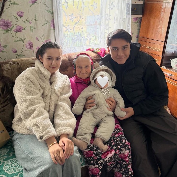 <p>Pada momen lainnya, Billy dan sang istri untuk pertama kalinya mengajak anak mereka bertemu dengan buyut di luar negeri. Meski wajah Si Kecil masih dirahasiakan dari publik, terlihat Billy dan Vika memperkenalkan anak mereka kepada sang nenek. "Buyut Dede bule," ungkap Vika lewat Instagram-nya. (Foto: Instagram @vika.kolesnaya)</p>