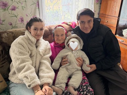 Potret Billy Syahputra dan Vika Kolesnaya Bawa Anak Bertemu Sang Buyut di Belarusia