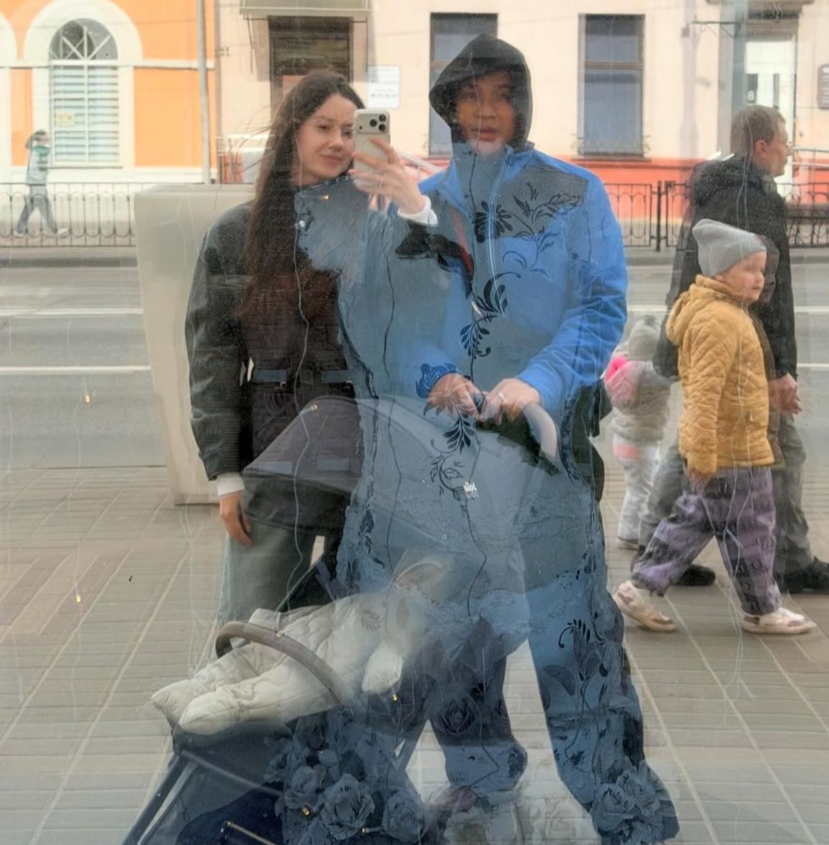 Potret Billy Syahputra dan Vika Kolesnaya Bawa Anak Bertemu Sang Buyut di Belarusia