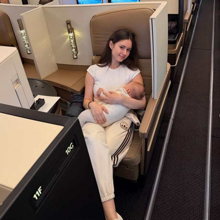 <p>Selama berada di pesawat, Vika terlihat telaten saat menggendong dan mengurus sang putra. Meski sudah menjadi Bunda dari satu anak, istri Billy Syahputra ini tetap tampil awet muda, ya. (Foto: Instagram @vika.kolesnaya)</p>