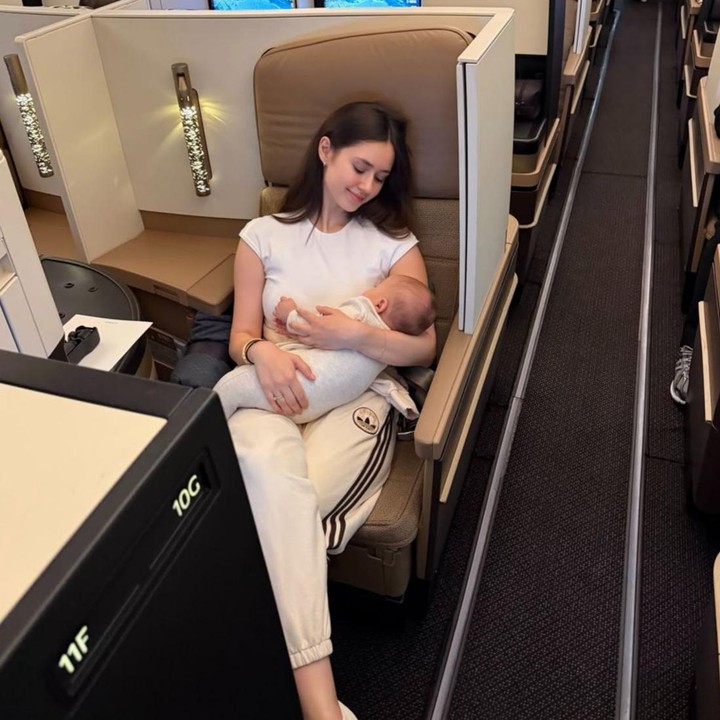 <p>Meski perjalanan yang ditempuh cukup panjang, namun Si Kecil tampaknya begitu anteng ya, Bunda. Vika diketahui berangkat bersama sang suami menuju Belarusia dari Bandara Soekarno-Hatta, Jakarta, beberapa hari lalu. (Foto: Instagram @vika.kolesnaya)</p>