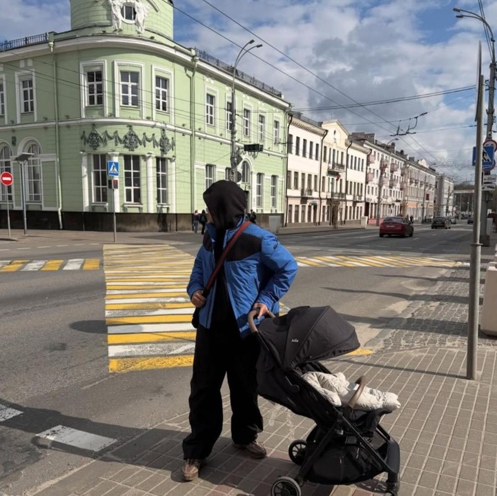 <p>Mengintip dari salah satu foto, Billy terlihat sedang berjalan-jalan santai di sekitar kota di Belarusia. Ia tampak mengenakan jaket tebal sambil membawa sang anak jalan-jalan menggunakan <em>stroller</em> bayi. (Foto: Instagram @bilsky16)</p>