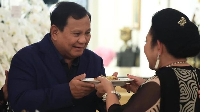 Presiden Prabowo Subianto merayakan ulang tahun ke-67 Titiek Soeharto dengan syukuran. Ia mengucapkan harapan untuk keberkahan dan kebahagiaan.