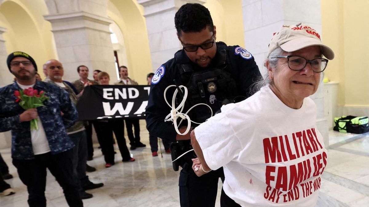 FOTO: Puluhan Veteran AS Dibekuk Gegara Demo Protes Perang Iran Trump