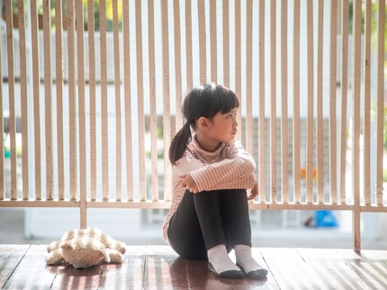 Alasan Anak Tengah Sering Merasa Tak Terlihat & Terabaikan Menurut Psikologi