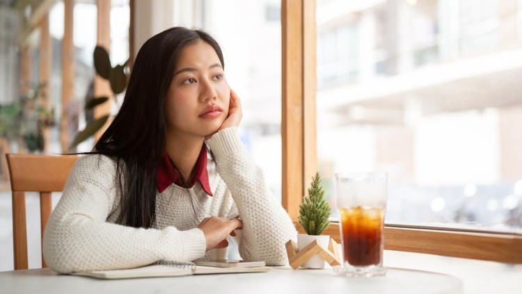 Punya Banyak Teman tapi Sering Merasa Kesepian&quest; Mungkin Bunda Sering Alami Hal Ini