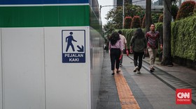 Sejumlah pekerja menyelesaikan proyek revitalisasi Stasiun MRT Bundaran HI, Jakarta Pusat, Selasa (21/5). (CNN Indonesia/Febria Adha L)