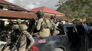 Satgas Cartenz Tembak Anggota KKB yang Serang TNI Tahun 2024