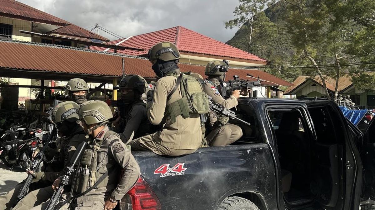 Satgas Cartenz Tembak Anggota KKB yang Serang TNI Tahun 2024