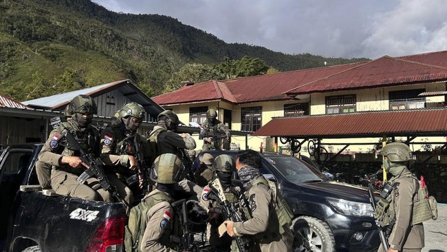 Satgas Operasi Damai Cartenz menembak satu anggota Kelompok Kriminal Bersenjata (KKB) berinisial OE alias ME di wilayah Wuyuki, Puncak Jaya.