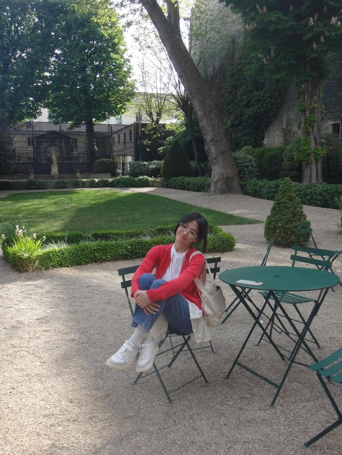 Song Hye Kyo juga membagikan potret dirinya berpose di taman, membuat auranya semakin terlihat awet muda bak remaja di usianya yang telah menginjak kepala empat./ Foto: instagram.com/kyo1122