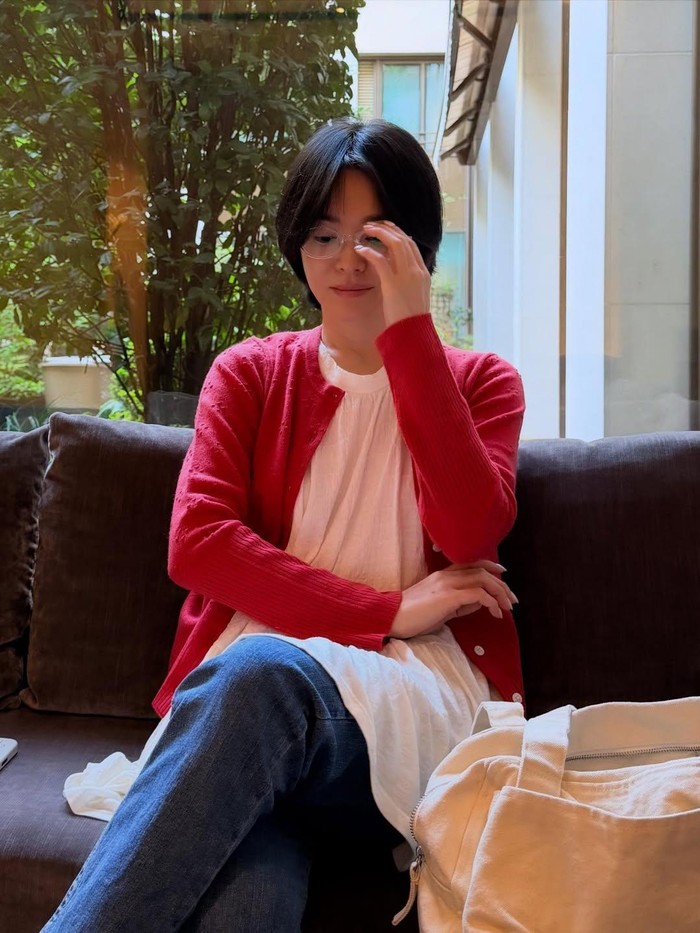 Song Hye Kyo baru-baru ini mengunggah sejumlah potret terbaru dirinya dengan gaya fashion ala gen Z melalui laman Instagram pribadinya./ Foto: instagram.com/kyo1122