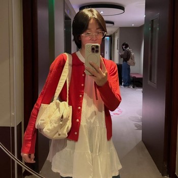 5 Potret Terbaru Song Hye Kyo Tampil dengan Gaya Modis ala Gen Z