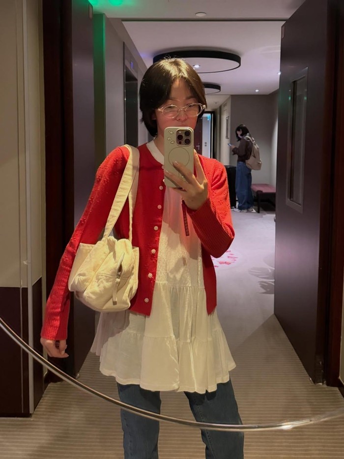 Tak ketinggalan, ia juga berpose OOTD ala mirror selfie yang identik dengan gaya anak muda khususnya di kalangan gen Z, Beauties./ Foto: instagram.com/kyo1122
