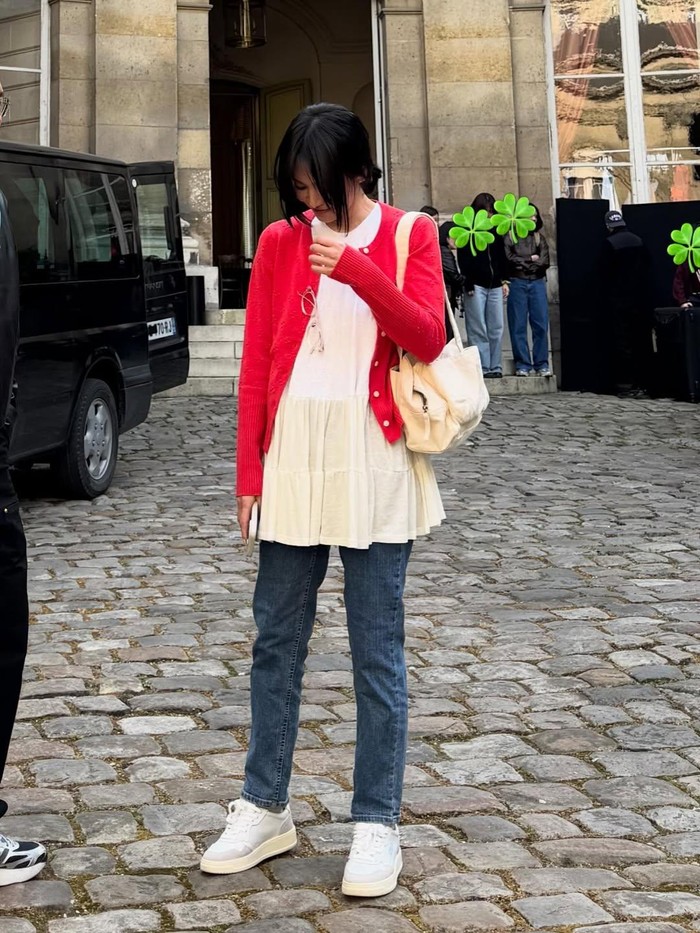 Bak anak kuliah, Song Hye Kyo tampil 'kalcer' dengan perpaduan dress over denim pants, sepasang sneakers, cardigan sebagai outer, serta sling bag./ Foto: instagram.com/kyo1122