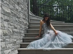 Putri Nicole Kidman Glamour di Pesta Prom, Pakai Gaun Mewah Oscar de La Renta