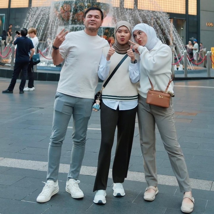 <p>Meski disibukkan dengan studinya, Syifa selalu meluangkan waktu untuk keluarga. Dalam beberapa kesempatan, Syifa kerap membagikan momen kedekatannya dengan sang ibu sambung Irish Bella. Tal hanya itu, Syifa juga sangat dekat dengan dua adik sambungnya yang merupakan anak kandung Irish Bella. Syifa, kini menjadi kakak tertua yang&nbsp;memiliki tiga adik, Bunda. (Foto: Instagram @syifamutiara.s)</p>