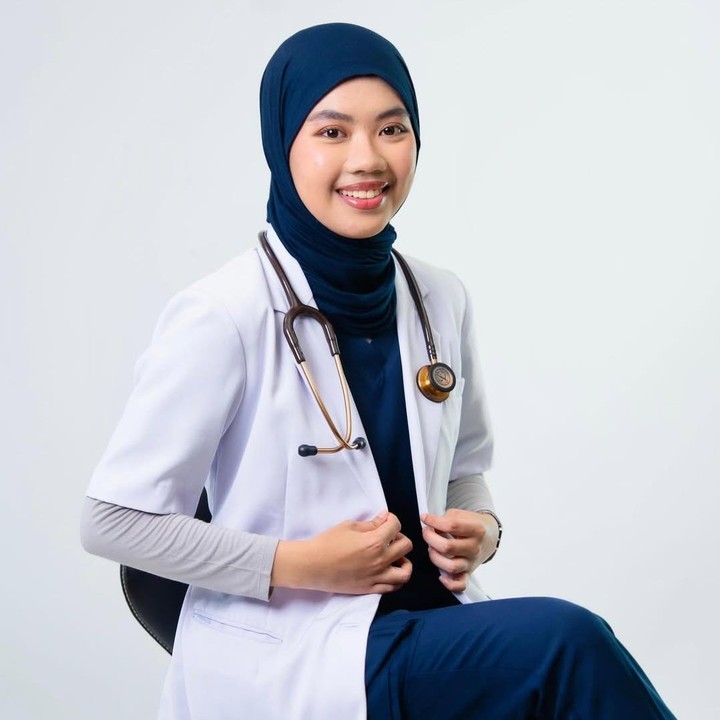 <p>Melalui unggahan di Instagram, Haldy Sabri sempat mengunggah beberapa potret Syifa saat mengenakan jas dokternya. Haldy Sabri mengungkap rasa syukurnya karena sang putri telah resmi menjadi dokter. "<em>Alhamdulillah</em> dgn bersyukur kepada Allah SWT skrg kaka cipole sah jadi dokter dan skrg berubah menjadi ( dr. Syifa Mutiara Sabri ) dan skrg mulai tipis tipis mikirin mau ambil spesialis apa," tulisnya. (Foto: Instagram @syifamutiara.s)</p>