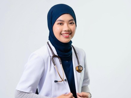 Intip Potret Syifa Anak Sambung Irish Bella yang Jadi Dokter
