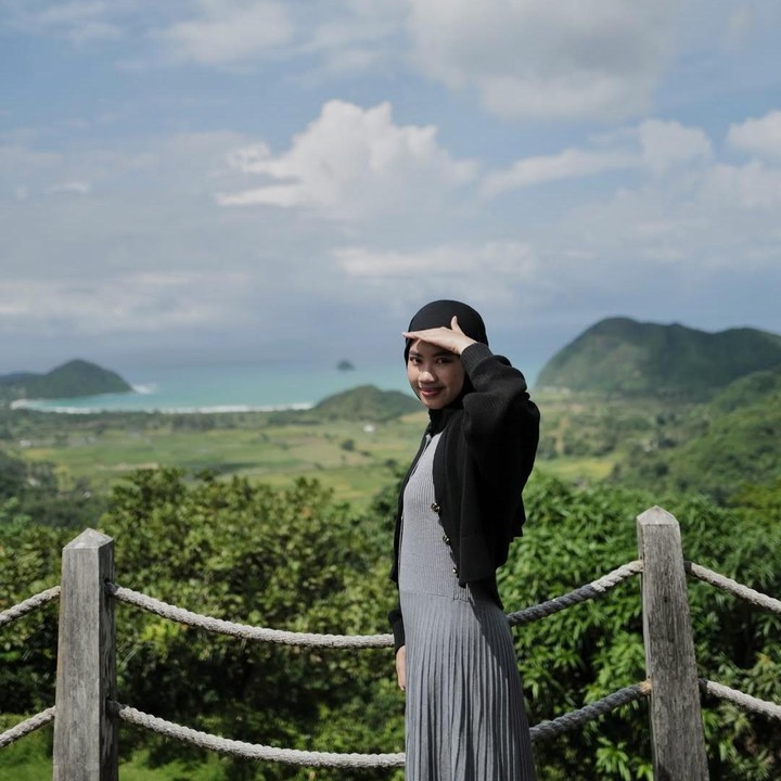 <p>Haldy Sabri juga menyelipkan doa dan harapannya untuk Syifa yang tampaknya akan kembali melanjutkan studi kedokteran. Sebagai ayah, Haldy Sabri ingin putrinya bisa melanjutkan <em>internship</em> di Jakarta, dekat dengan keluarganya. "Mudah mudahan berguna bagi nusa dan bangsa dan mudah mudahan <em>internship</em> nya dapat di Jakarta&hellip;.Aaamiinn," ungkapnya. (Foto: Instagram @syifamutiara.s)</p>