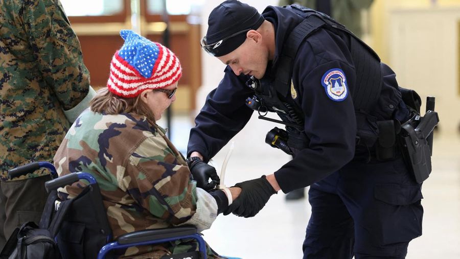 Tangan seorang demonstran diikat dengan tali plastik saat demonstrasi menentang perang Iran oleh golongan veteran About Face di Rotunda Gedung Kantor Cannon House di Capitol Hill di Washington, D.C., AS, 20 April 2026.