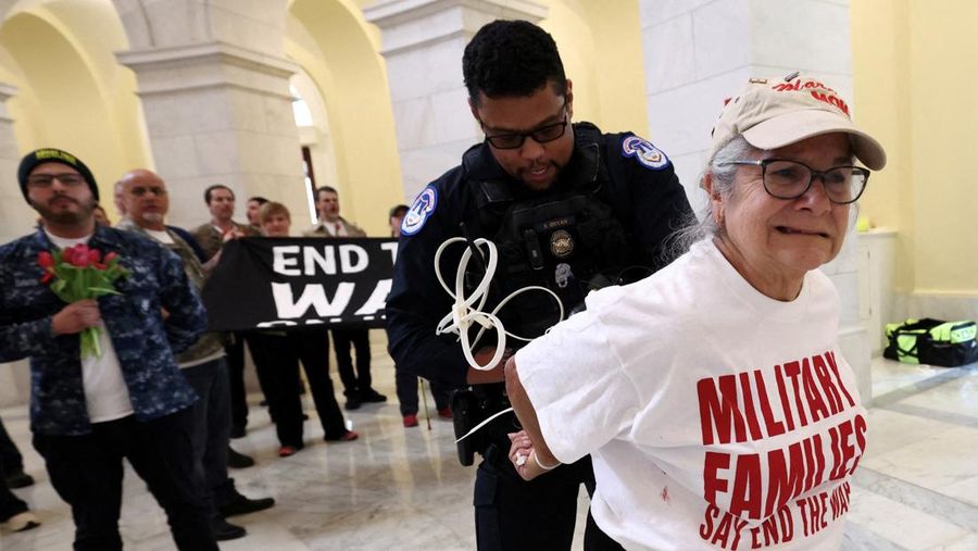 Tangan seorang demonstran diikat dengan tali plastik saat demonstrasi menentang perang Iran oleh para veteran dari golongan About Face dan personil family militer di Rotunda Gedung Kantor Cannon House di Capitol Hill di Washington, D.C., AS, 20 April 2026.