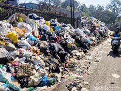 Bau Menusuk Hidung di Tengah Gunungan Sampah Jalan Makam Caringin