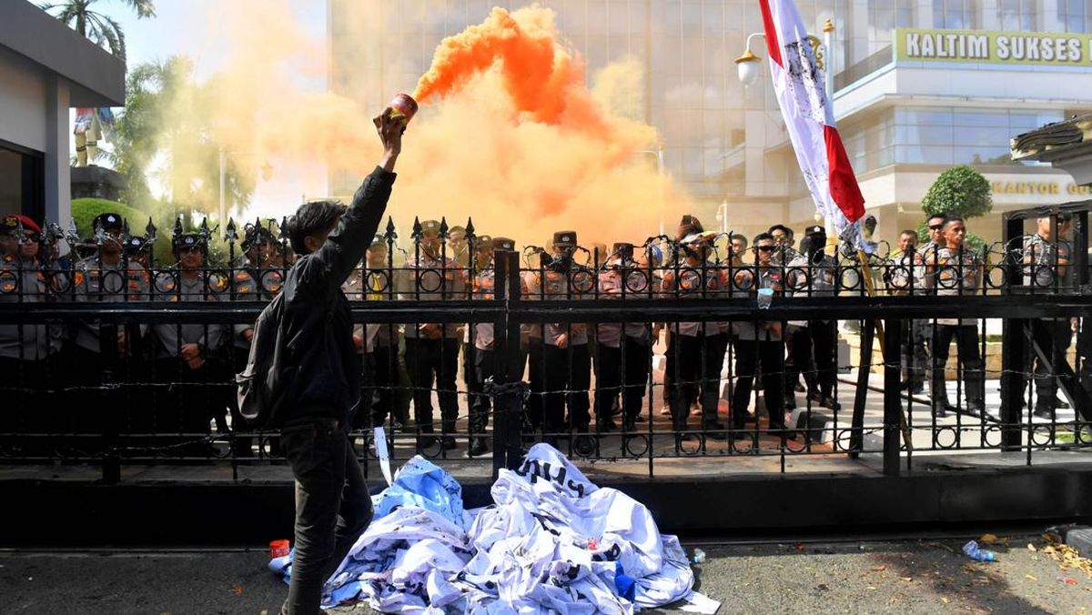 Massa Aksi Kaltim Tangkap Diduga Provokator Bawa Flare-Bom Asap