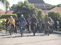 Berkebaya Sambil Gowes, Walkot Kediri Kampanye Lingkungan di Hari Kartini