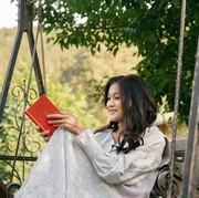 4 Ciri Kepribadian Orang yang Suka Membaca Buku Fisik